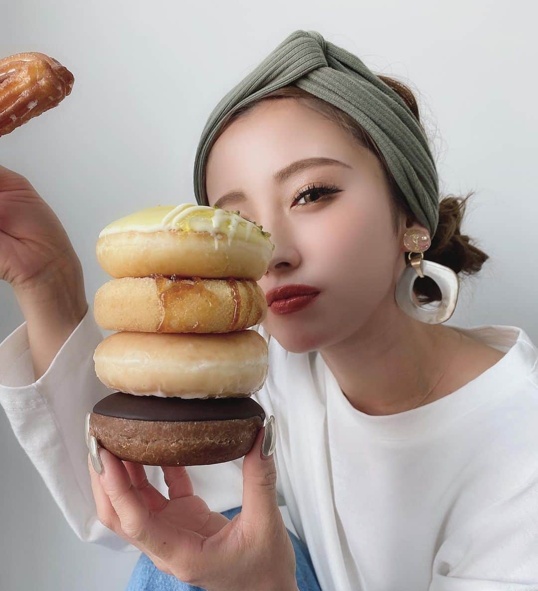 CHINATSUさんのインスタグラム写真 - (CHINATSUInstagram)「🥯🍩🍴 Donut 4個〜5個🖤❤️ヾ(♥óωò)ﾉ  もー手がベタベタ👋👋 良い匂いクンクンしながら もー撮影やのにもー本気笑い❤( *¯ ³¯*)❤ チーズのやつ美味しかったーぁ❤️  @hiroshikurimoto  @bringing_heaven_to_earth  @krispykremejapan  @tacchan102  @rubikshair   #クリスピークリームドーナツ  #大阪 #サロンモデル #ターバンアレンジ  #お菓子大好きな人と繋がりたい #ダイエット仲間募集 #笑う事が好きな人と繋がりたい  #難波 #心斎橋 #堀江 #おしゃれさんと繋がりたい  #おもしろい人と繋がりたい  #b型女子万歳 #甘いもの好きな人と繋がりたい #痩せたいけど食べたい」9月14日 8時33分 - chinatsu.k621