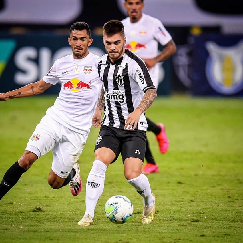 ナタンのインスタグラム：「Nenhum obstáculo será grande se sua vontade de vencer for maior 💪🏻🐔  Feliz em voltar a jogar e pela vitória 👏🏻」