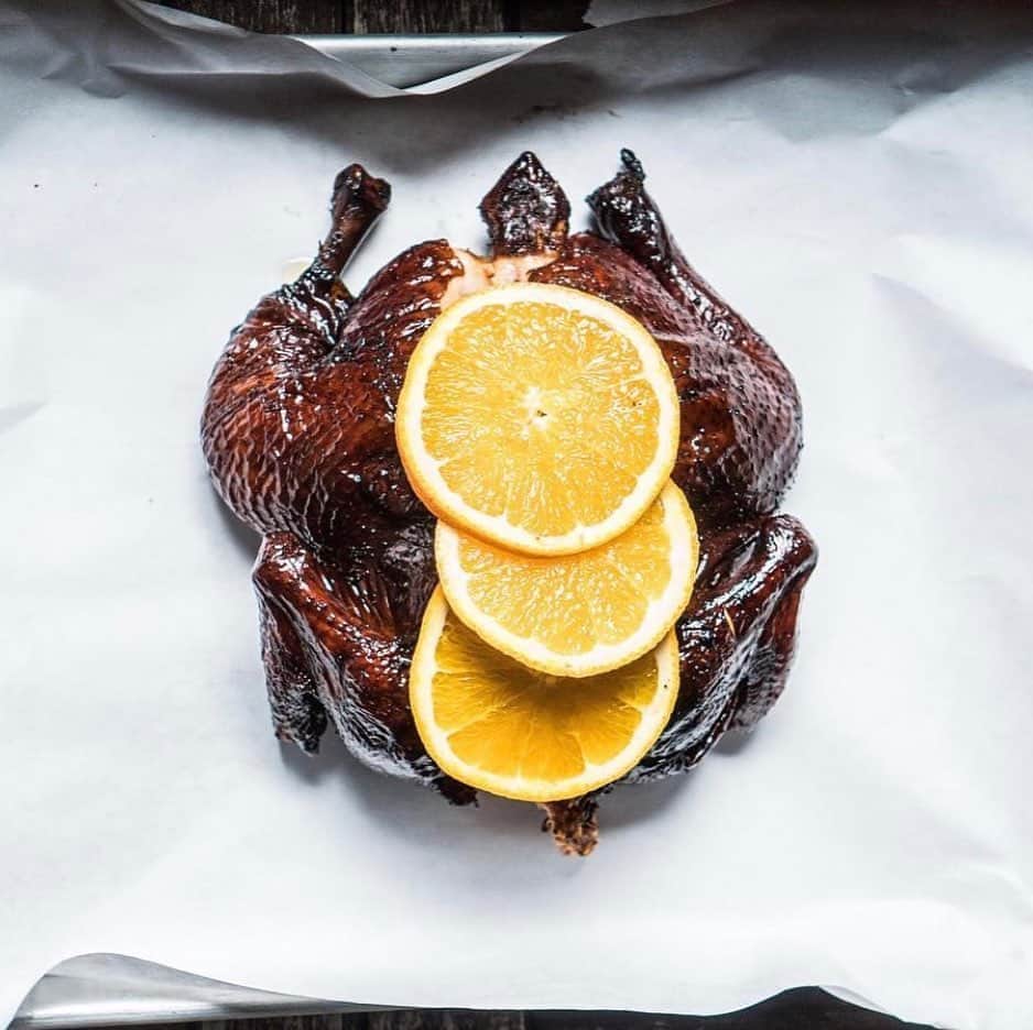 ケリスのインスタグラム：「2 tsp sesame oil , 2 tsp UMAMI BABY seasoning, squeeze and zest an orange . Mix in a bowl and rub your chicken , duck or fish . This is smoked but you can also roast in oven at 400 degrees . OOH MAMI GOLD MINE BOX ON SALE NOW . It’s the last one because the rest are sold out . But done sleep . This box is fire . I will make chicken salad with the left overs ;)」