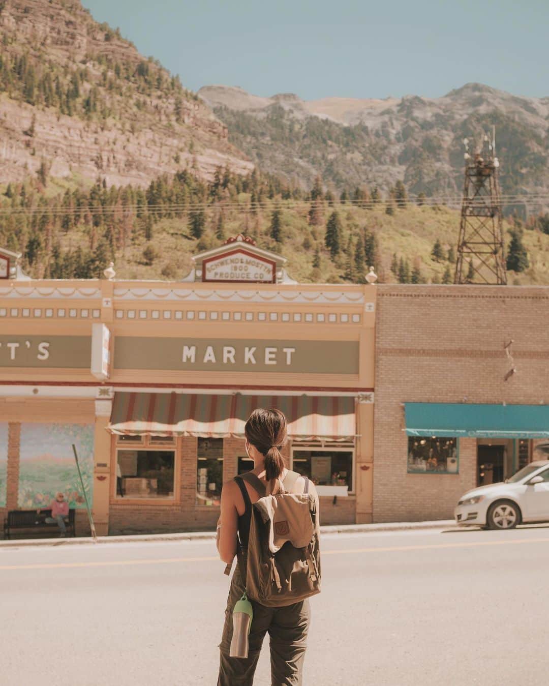W E Y L I Eのインスタグラム：「The cutest little town in Colorado!   Wah is currently editing the road trip vlog, while I’m filming a ASMR cooking video. Can’t wait for you to see them!」