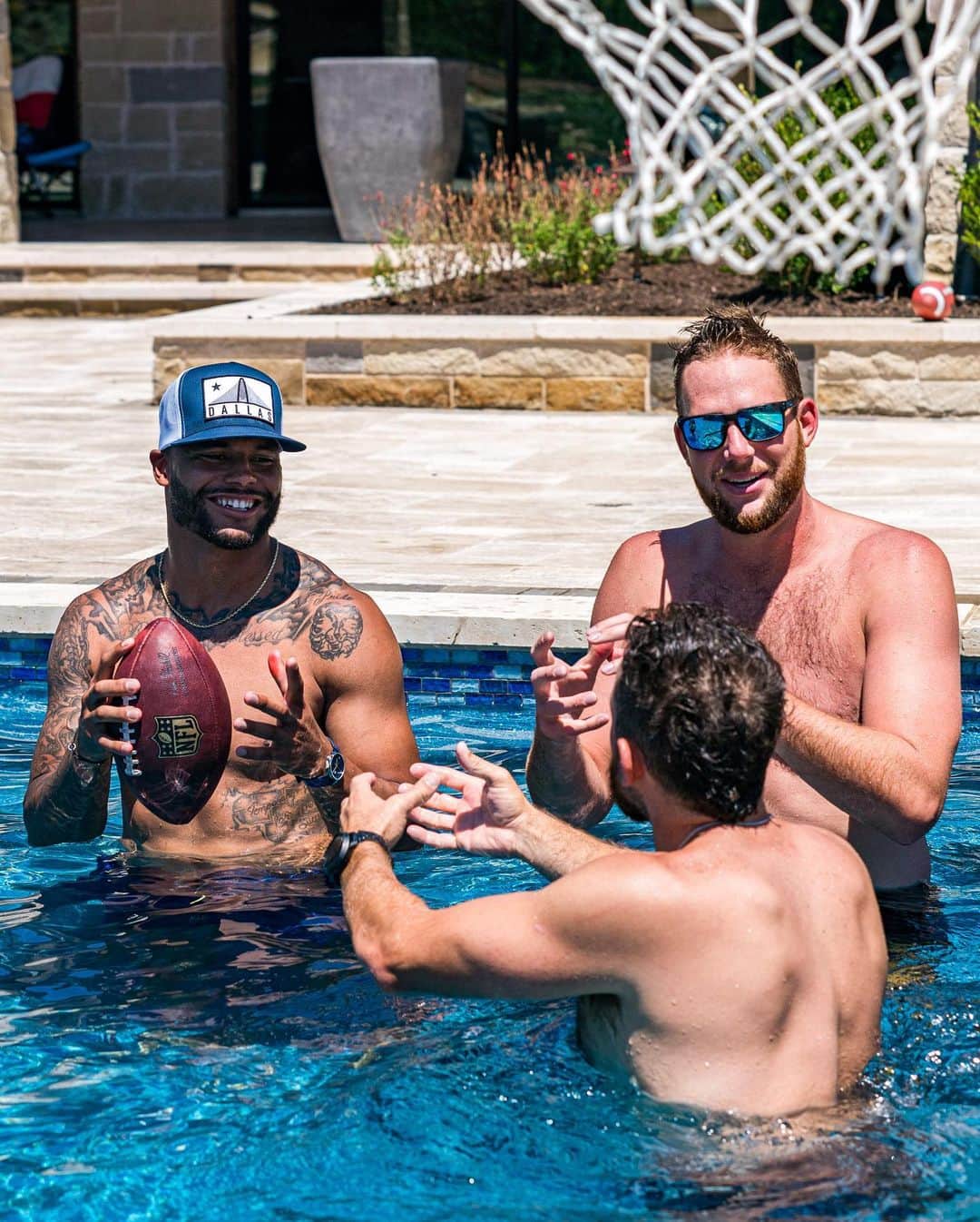 Dude Perfectさんのインスタグラム写真 - (Dude PerfectInstagram)「Game time 🏈 LET’S GOOOOO @_4dak and @dallascowboys!! #PoolStereotypes #Cowboys」9月14日 9時04分 - dudeperfect