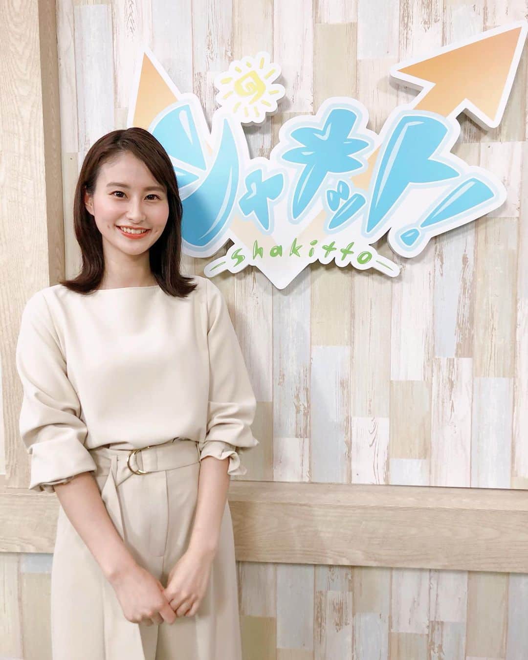 のインスタグラム：「. おはようございます。 久しぶりの投稿になってしまいました...😖 今朝もシャキットお付き合いいただきありがとうございます☺️ 最近は流し前髪がブームです！ 今までずっと下ろしていたので初の試みなのですが、どうでしょうか...🙈？ . 衣装は #babylone のセットアップをお借りしました👗 パンツスタイルのかっこよさもありつつ上品に着られるところがお気に入りです♡ . . . . . #バビロン #アナウンサー #アナウンサー衣装 #チバテレ #シャキット #フリーアナウンサー #佐田志歩」
