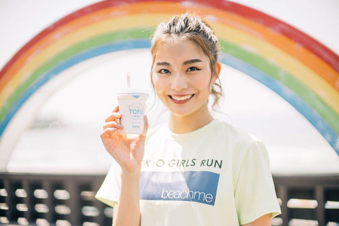 TOKYO GIRLS RUNのインスタグラム：「相模屋の「TOFU latte」は、手軽に美味しくたんぱく質を摂取できるということでメンバーも愛飲中✨ダイエット中にもオススメの商品です！ #beachme #相模屋 #slendaginza #slenda #アンダーアーマー #tgr #tgc #東京ガールズコレクション #tokyogirlscollection #tokyogirlsrun #marathon #マラソン #sports #healthy #running #instagood #power #スポーツ #diet #ダイエット #ランニング #sportswear #workout #美容 #フルマラソン #ランニング女子 #rungirl #トレーニング #instarunning #健康」