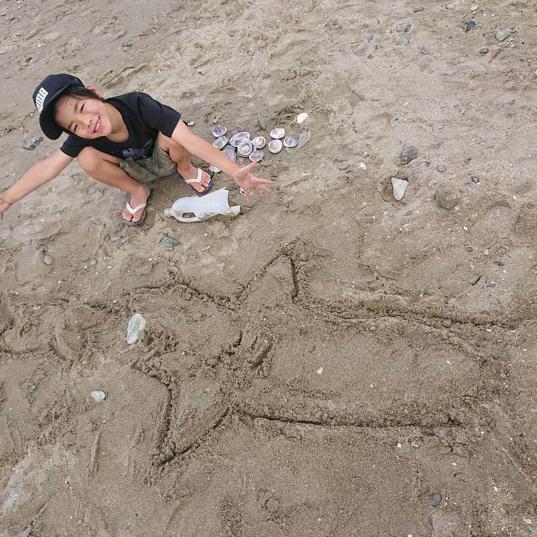 コーキTVさんのインスタグラム写真 - (コーキTVInstagram)「砂浜に巨大なサメを描きました🦈🌊流れ着いたものを何でもおもちゃにして遊んでました😄 #砂遊び #サメ #キス釣り」9月14日 9時09分 - koki_tv1018
