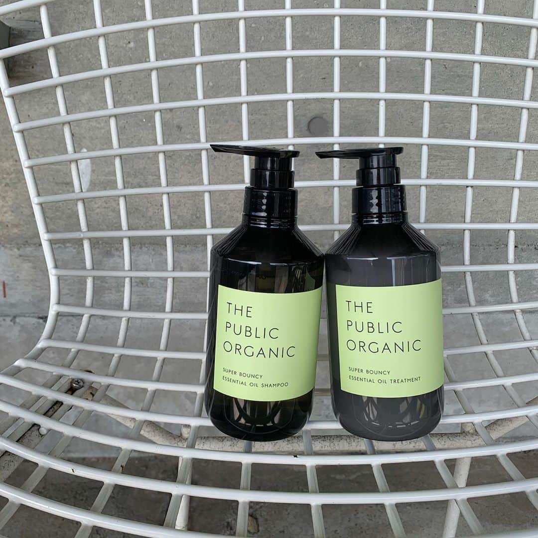 Mie Kawanoのインスタグラム：「今日から発売スタートの @thepublicorganicofficial のシャンプー𓇮 毎日のバスタイムで香りにも癒されてるし しっとりまとまるから髪の毛が扱いやすくなった♡ 私の髪質にめちゃくちゃあってるのでリピ予定♪ #thepublicorganic #パブリックオーガニック #オーガニックシャンプー  @ARGELANOFFICIAL  オーガニックコスメ なのに価格が手頃で 満足感が凄くあるスキンケア𓂃𓂂 精油 で保湿♡ とろっとした化粧水にブースターとしても 使える美容オイルなどなど このお値段で良いのってほど GOODな使い心地でした𓂬 #ARGELAN」