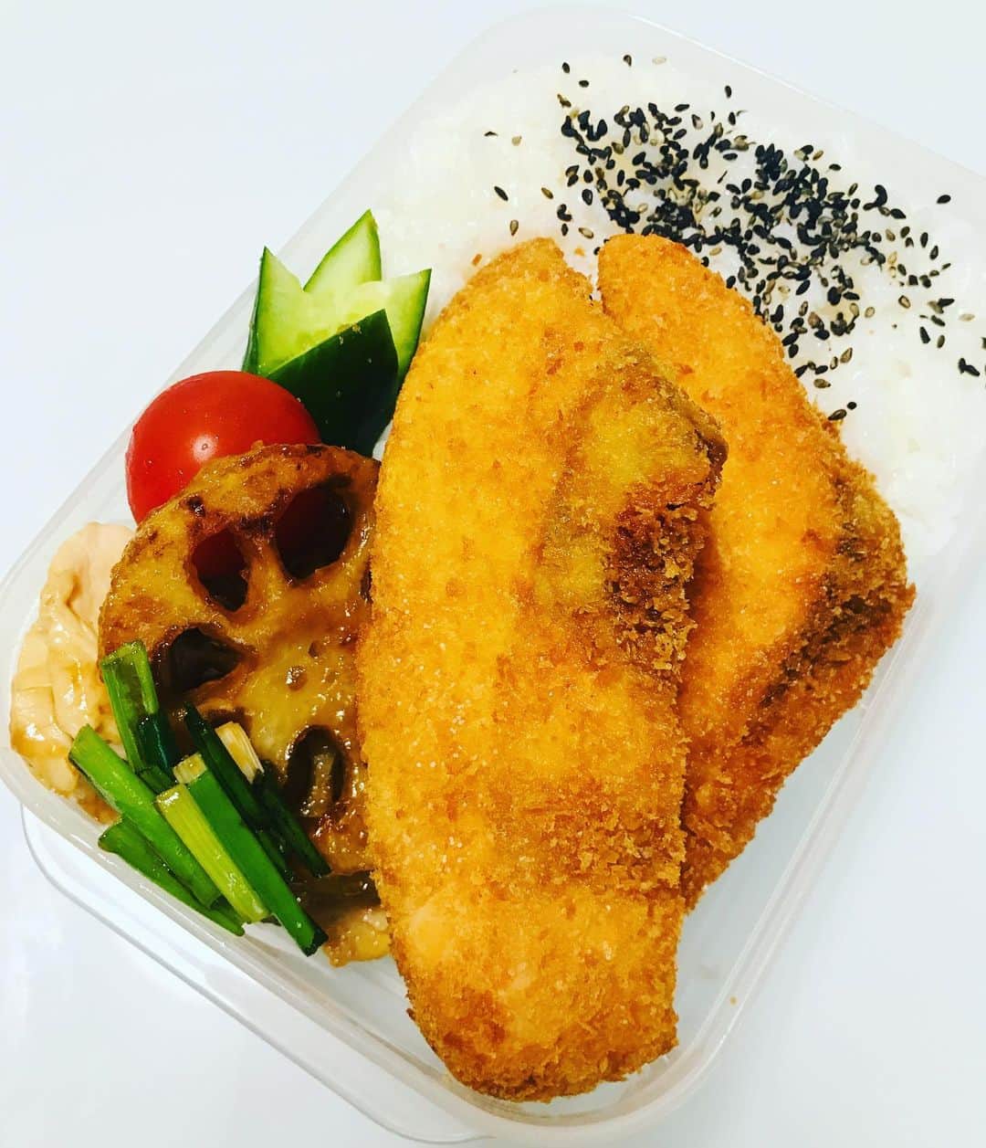 吉岡美穂のインスタグラム：「bigサーモンフライ弁当😋  蓋が閉まらず、少々浮いてたけれど強引にナフキンで縛りました💦😅  #中学生タッパー弁当 #中学生弁当 #サーモンフライにタルタルソース」
