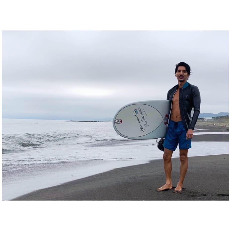 幸太さんのインスタグラム写真 - (幸太Instagram)「BLUE x blue coordinate ﻿ W @rinconwetsuits mate﻿ ﻿ ﻿ 最近は波が小さくても、﻿ 色んな板や色んな過ごし方で﻿ 海での時間を更に満喫してます🏖🏄🏿‍♂️😊﻿ ﻿ ﻿ ﻿ 海で会う時間﻿ ﻿ ﻿ 陸で過ごす時間﻿ ﻿ ﻿ 今週も楽しい週末でした﻿ ﻿ ﻿ #weekendstyle #friends #rinconwetsuits #surf #smile #beachlife #model #beachtree #shonan #midlength #donaldtakayama ﻿ #週末の過ごし方 #海遊び #仲間との時間 #海が繋げてくれる #ミッドレングス #ビーチスタイル #リンコンウェットスーツ #リンコンメイト #モデル #サーファー #男性美容家 #ビーチツリー本厚木 ﻿」9月14日 9時56分 - kotawave