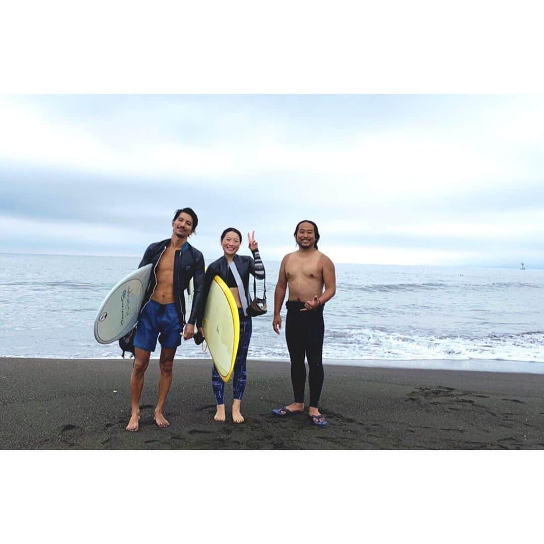 幸太さんのインスタグラム写真 - (幸太Instagram)「BLUE x blue coordinate ﻿ W @rinconwetsuits mate﻿ ﻿ ﻿ 最近は波が小さくても、﻿ 色んな板や色んな過ごし方で﻿ 海での時間を更に満喫してます🏖🏄🏿‍♂️😊﻿ ﻿ ﻿ ﻿ 海で会う時間﻿ ﻿ ﻿ 陸で過ごす時間﻿ ﻿ ﻿ 今週も楽しい週末でした﻿ ﻿ ﻿ #weekendstyle #friends #rinconwetsuits #surf #smile #beachlife #model #beachtree #shonan #midlength #donaldtakayama ﻿ #週末の過ごし方 #海遊び #仲間との時間 #海が繋げてくれる #ミッドレングス #ビーチスタイル #リンコンウェットスーツ #リンコンメイト #モデル #サーファー #男性美容家 #ビーチツリー本厚木 ﻿」9月14日 9時56分 - kotawave