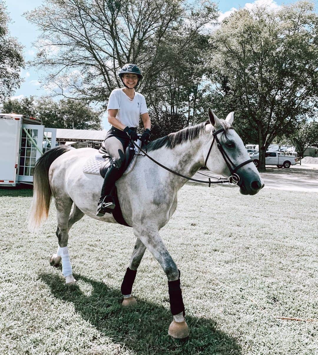 ブランディ・グレン・サイラスさんのインスタグラム写真 - (ブランディ・グレン・サイラスInstagram)「& THAT’S A WRAP on an incredible 2 weeks of horse showing! Star girl has made such amazing progress, with a blue ribbon earlier this week and ending it with a clear round in the High Adult Jumpers! With Ry here too to cheer us on, this has been a dream week 🥰 🥰 #happyhappyhappy」9月14日 9時54分 - brandicyrus