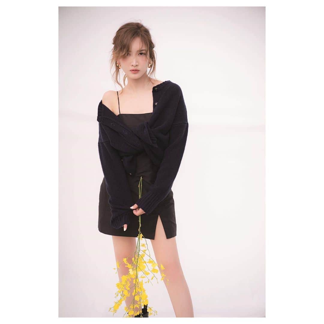 のインスタグラム：「my apparel🌿  2つ前の投稿で着ていたニットは2way💘 前後逆に着るとこんな感じだよ✨ このシルクのワンピースはシルクだから、エレガントにもカジュアルにも持っていけるし、今後コーディネート提案しやすいアイテムだから、1枚あると便利です👍🏻💖  2way crew neck knit @_myapparel_  slit mini dress @_myapparel_  #myapparel」