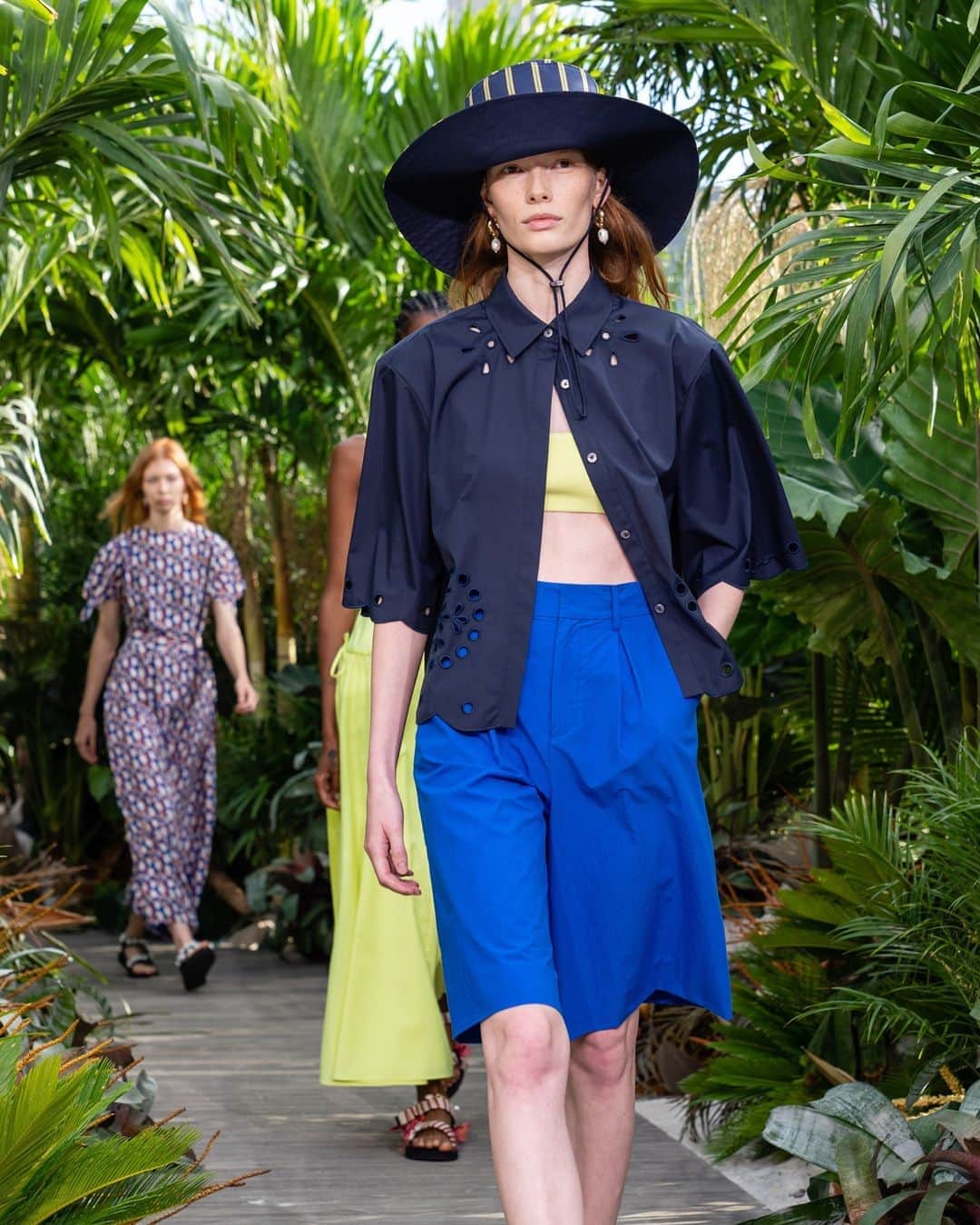 Fashion Weekのインスタグラム：「@jasonwu recreated the lush landscape of Tulum for his September 2020 @NYFW show, sending models down the tree-lined runway in color-happy, vacation ready looks. Watch the full runway show now on NYFW.com. 📸 by @_janekim」