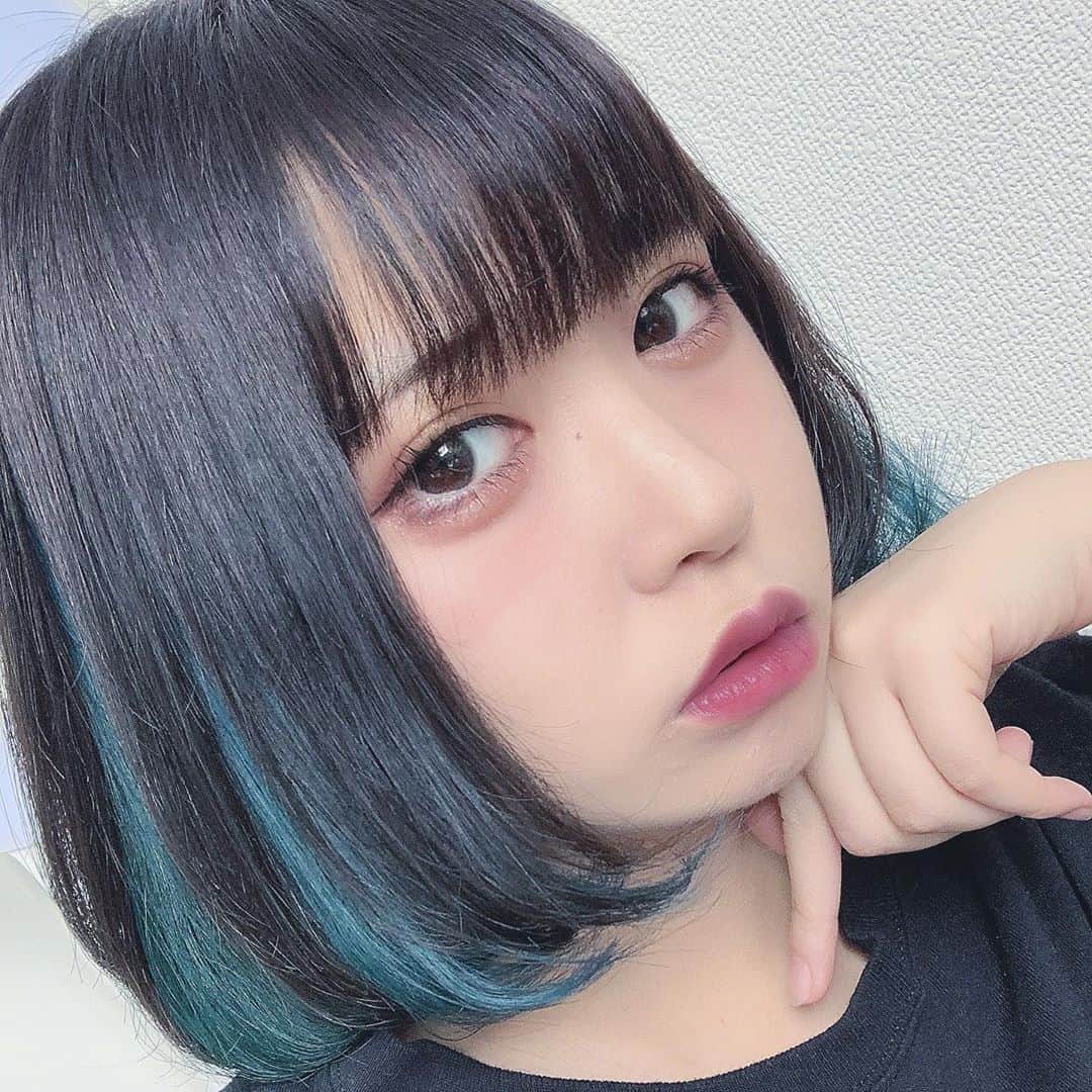 ねおきまこのインスタグラム：「おはよー！毛先ボッサボッサだったからちょっと切ってボブっぽくなた  #bobhaircut #innercolor #bluehair #自撮り女子 #自撮り界隈 #いいね返し」