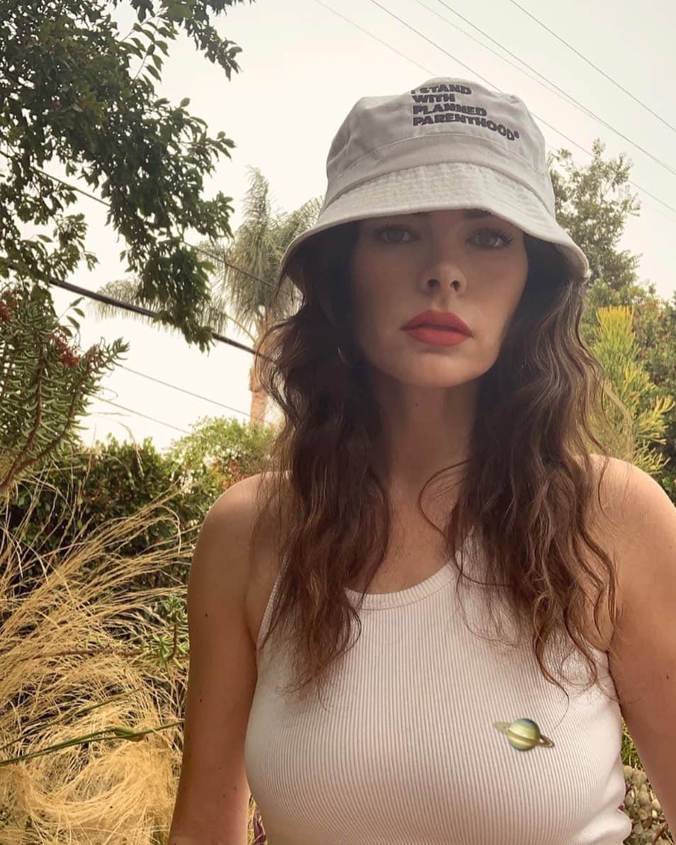 ケリー・オックスフォードのインスタグラム：「I Stand With Planned Parenthood because women deserve health care. I also stand with Saturn pasties so idiots can’t flag the photo. @plannedparenthood」