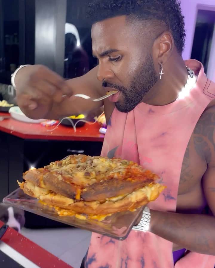 ジェイソン・デルーロのインスタグラム：「Triple decker pizza! Thank you for 34 million on TikTok #millimeals」