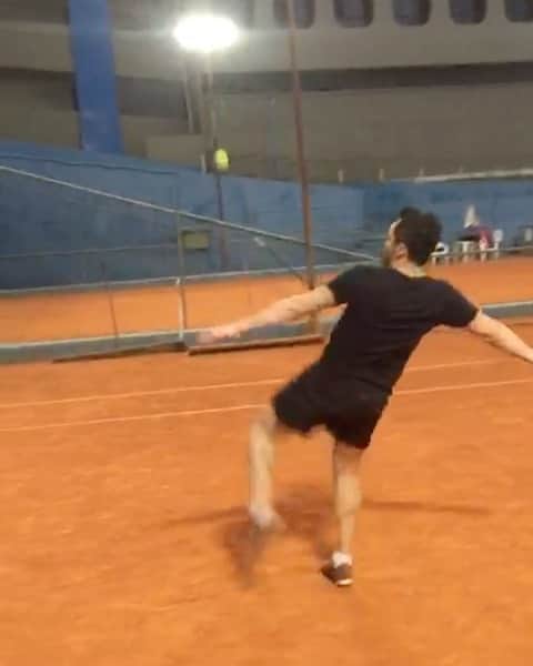 アレッサンドロ・ローザ・ヴィエイラのインスタグラム：「VIDEO- Que tal uma partida de tênis 🎾?   Seu amigo com a raquete e você com o pé, com direito a 3 toques!   Marque o amigo e decida quem vai com a raquete!   F12 x @alexavier」