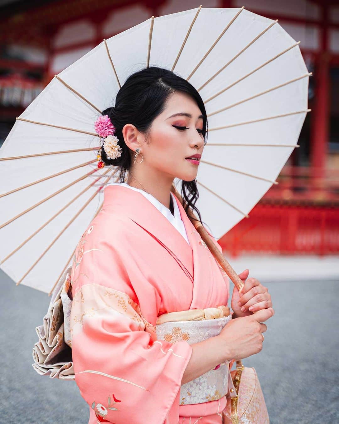 Joshのインスタグラム：「Kimono are such beautiful, intricate pieces of art. With @stefatty_ in one, it just makes it easier to take a nice photo. I just won't post the angry faces :) Looking forward to another 2, maybe 3 trips to Kansai this year!  . .  If you're ever in Kyoto like we were and want to rent high quality kimono, I'd definitely recommend: https://www.rikokimono.com/ The most amazing shop I've ever been in for kimono... Literally, everything laid out so nicely. It's a stunning shop.  . . . #京都 #着物 #着物女子 #japan #kyoto #kimono #japanawaits #portraitgames #makeportraits #japan_vacations #portraitpage #portraitmood #portraitkillers #sonyportraits #sonyalpha #under10kportraits」
