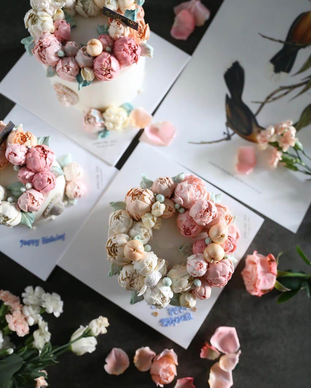 청담 수케이크 (atelier soo)さんのインスタグラム写真 - (청담 수케이크 (atelier soo)Instagram)「ㅡ 이달의케이크.9월 ⚜️ 나름단골고객님도생기고새로운분들도반갑고 감사합니다 :) ㅡ #flower #cake #flowercake #partycake #birthday #bouquet #buttercream #baking #wilton #weddingcake ㅡ www.soocake.com vkscl_energy@naver.com」9月14日 10時01分 - soocake_ully