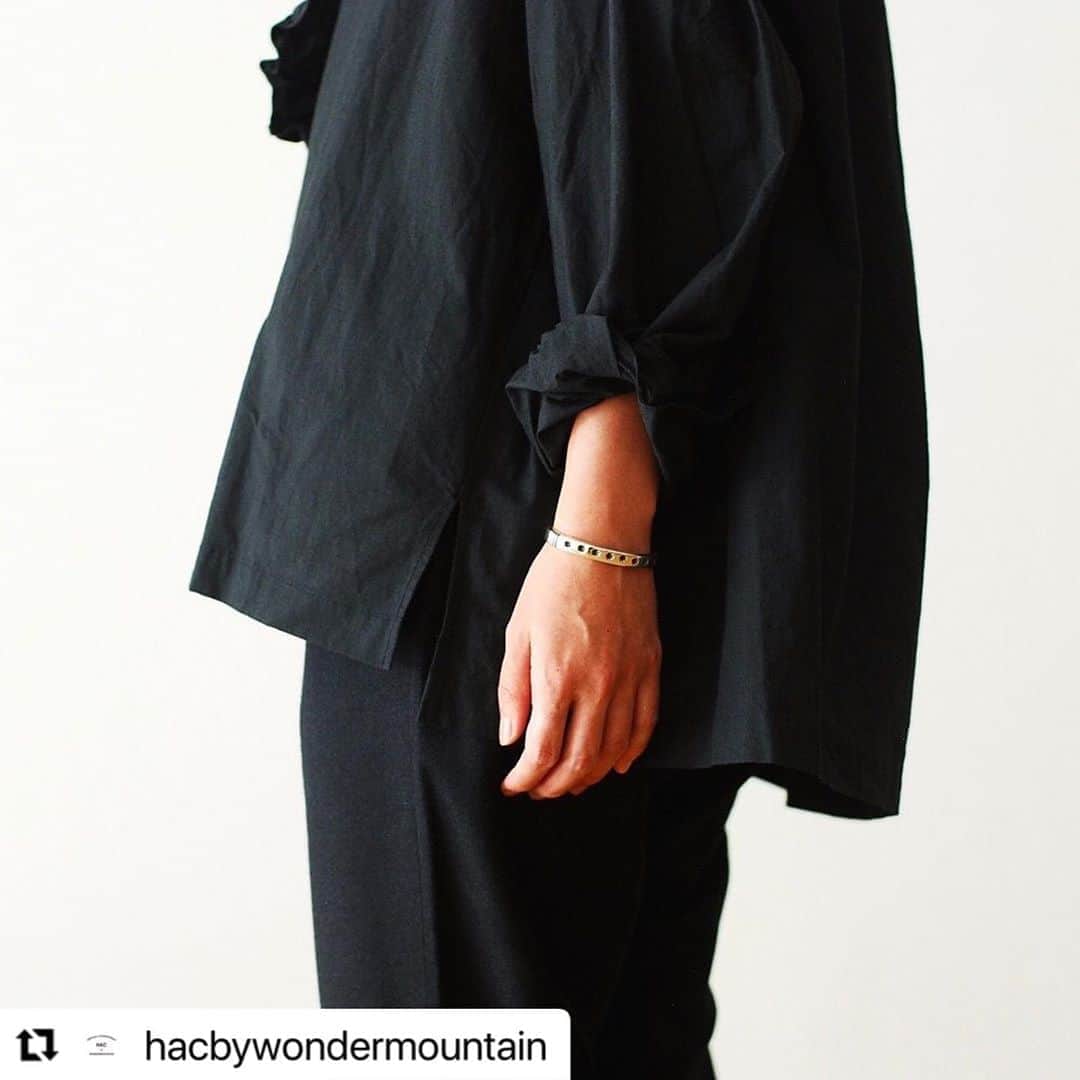 wonder_mountain_irieさんのインスタグラム写真 - (wonder_mountain_irieInstagram)「#Repost @hacbywondermountain with @make_repost ・・・ _ ［ 2020FW Collection ］ TOUJOURS / トゥジュー “Ruffle Shirt - DRY FINISHED COTTON VOILE YARN CLOTH” ￥46,200- _ 〈online store / @digital_mountain〉 https://www.digital-mountain.net/shopbrand/ct449/ _ 【オンラインストア#DigitalMountain へのご注文】 *24時間注文受付 * 1万円以上ご購入で送料無料 tel：084-983-2740 _ We can send your order overseas. Accepted payment method is by PayPal or credit card only. (AMEX is not accepted)  Ordering procedure details can be found here. >> http://www.digital-mountain.net/smartphone/page9.html _ blog > http://hac.digital-mountain.info _ #HACbyWONDERMOUNTAIN 広島県福山市明治町2-5 2階 JR 「#福山駅」より徒歩15分 (水曜・木曜定休) _ #ワンダーマウンテン #japan #hiroshima #福山 #尾道 #倉敷 #鞆の浦 近く _ 系列店：#WonderMountain @wonder_mountain_irie _ #TOUJOURS #トゥジュー _ tank top → #ts_s ￥6,050- necklace → #CippyCrazyHorse ￥143,000- pants → TOUJOURS ￥46,200-」9月14日 10時01分 - wonder_mountain_