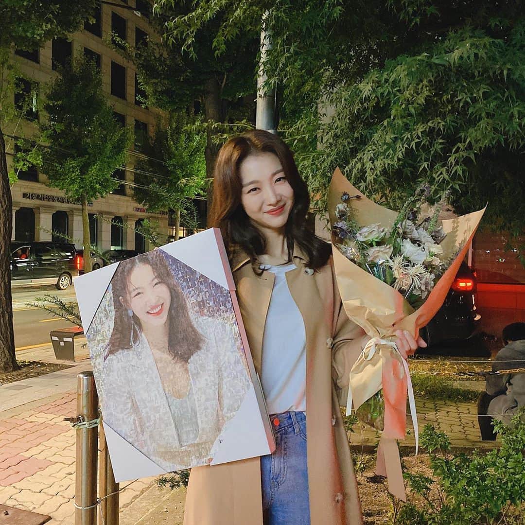 チャン・ヒジンのインスタグラム：「악의꽃 마지막 촬영을 마치면서 ㅎㅎ다들 너무 수고 하셨습니다~ 잊지 못할꺼예요~ 마스크는 촬영중에만 살짝 벗어두었습니다^^」