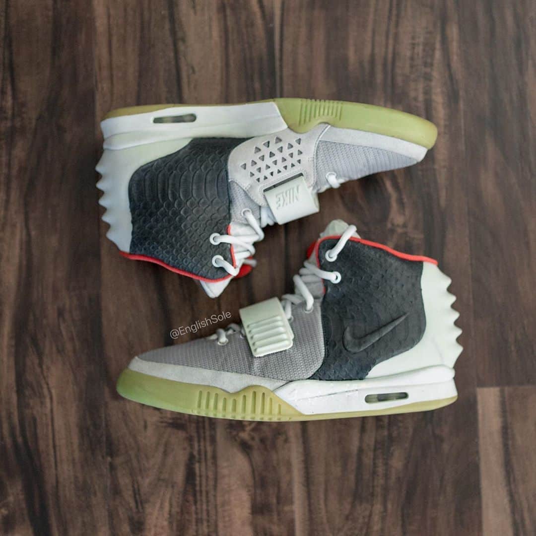 Nice Kicksさんのインスタグラム写真 - (Nice KicksInstagram)「This 1 of 1 Nike Air #Yeezy 2 “Mismatch” Sample is a combination of the Solar Red and Pure Platinum colorways. Thoughts on these? 📸: @englishsole」9月14日 10時15分 - nicekicks