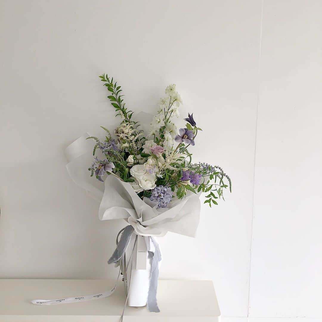 플로리스트 이주연 florist Lee Ju Yeonさんのインスタグラム写真 - (플로리스트 이주연 florist Lee Ju YeonInstagram)「. . 청순 🤍 .  . #바네스꽃다발 #vaness花束 . 订花 WeChat ID vaness_flower 페이팔 결제 가능  클래스상시모집 당일꽃주문가능 . #수업문의 #주문예약 #lesson #Order  Katalk ID vaness52 WeChat ID vaness_flower E-mail vanessflower@naver.com . 서초구 양재천로 123 5층 📞02-545-6813 . #vanessflower #florist #flowershop #handtied #flowerlesson #花束 #바네스플라워 #플로리스트 #꽃다발 #부케 #플로리스트학원 #플라워레슨 #양재동꽃집 #양재역꽃집 #꽃다발주문 #꽃수업 #꽃주문  #대관 #공간대여 #스튜디오대관 #자연광스튜디오 #자연광스튜디오대관 #스튜디오」9月14日 10時31分 - vanessflower