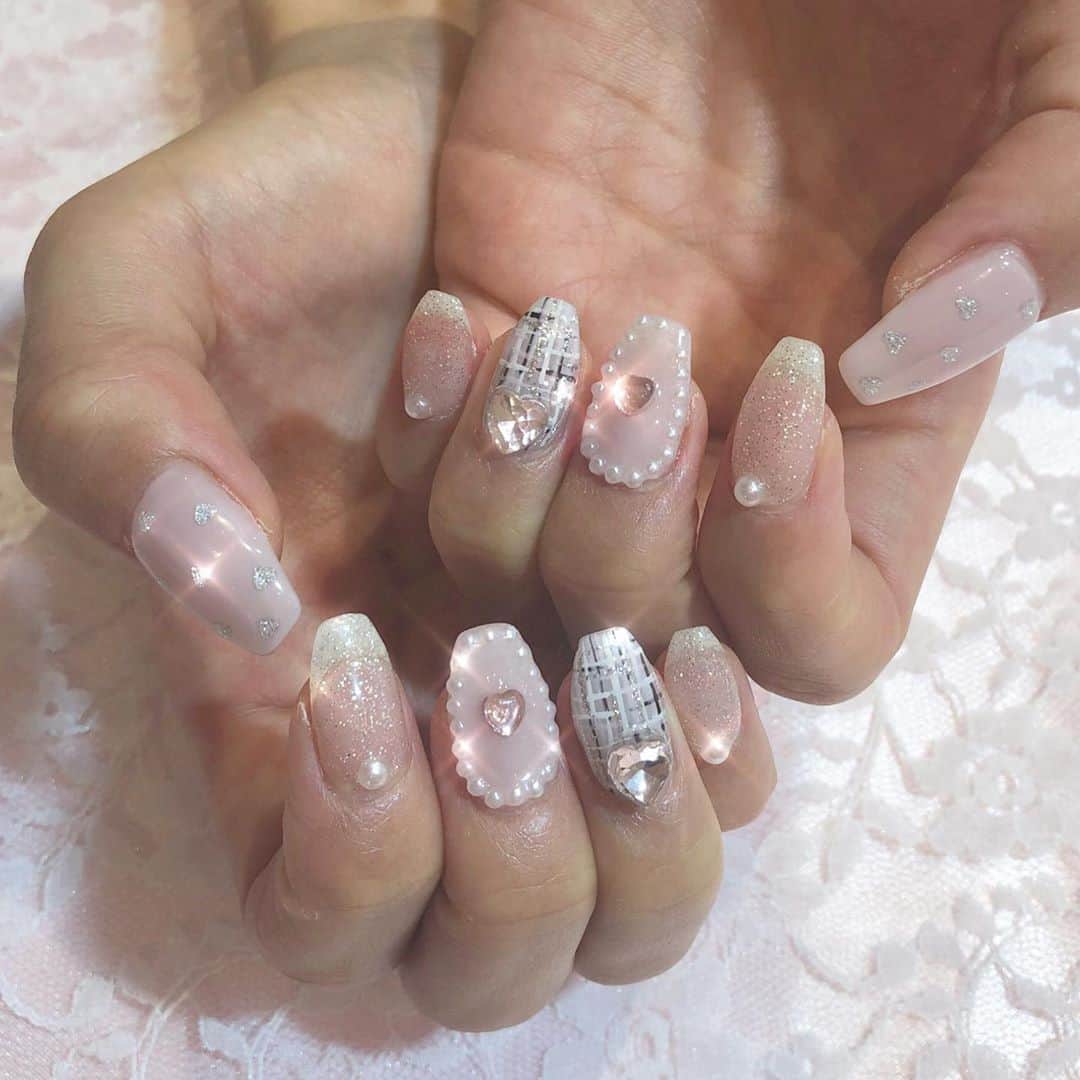 川崎ひかるのインスタグラム：「#newnail 💅💖 . . . . . #ネイル #ジェルネイル #ジェルネイルデザイン #ガーリーネイル #ツイードネイル #チェックネイル #秋ネイル #ピンクネイル #囲みネイル #アイドル #われプワ」