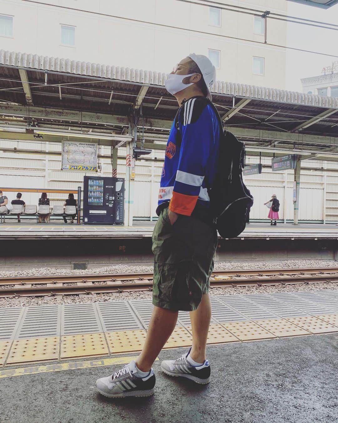 石山大輔のインスタグラム：「そういえば、　  アントニーに石山さんは『ギリギリ、マリファナやってそうな格好』  先輩からは『日本にいるのにずっと留学してるファッション』  休日はadidasで楽ちんだ。  そして、やっとSAMBAをニーブラしたぞー。  夜になったら反射でチャックの部分とか光るんだぜぃ〜！  次はオーソドックスな黒サンバが欲しいなぁ〜。  19日の『嵐にしやがれ』で乳首をちぎられてる映像が観れるよ。  今年中に、嵐さんと仕事が出来て良かった。　嵐さんと乳首、交互に見て下さい。  撮影の裏側はまた改めて収録後に載せまーす。　ではでは。  #adidas #SAMBA #スニーカー #休日コーデ  #嵐にしやがれ  #留学してたやろうなって奴 #服の主張 #ずっと全身黒しか着ないようにしようか迷ってた時期ある #ランチ探索ばっかりしている #ネタも探しに出かけている #コロナで舞台減ったから #やってない新ネタ溜まりすぎ #バンビーノ #芸人」