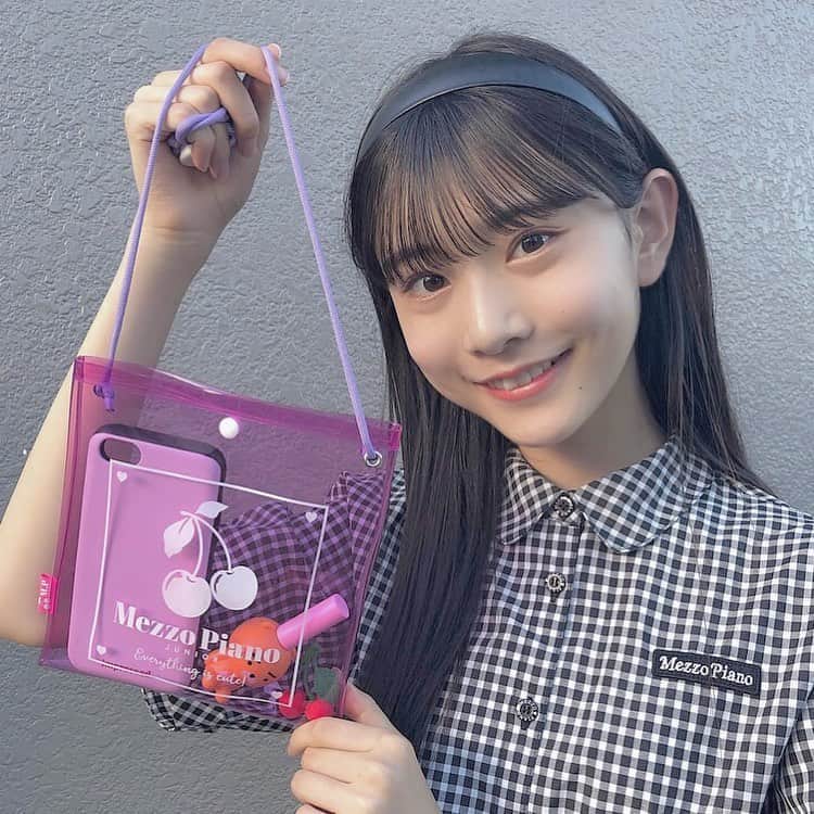 ニコ☆プチのインスタグラム：「アキのふろくの使い方😚 モノトーンガーリーにもとっても映えるね〜👀💗  あきはお散歩の時やサブバッグとして使ってます🙋🏻  クリア素材だから見せるオシャレを楽しめるしサッと取り出せて使いやすいの🥺 大好きなピンクと🍒も可愛い〜❕  みんなも沢山使ってね🤍  #ニコプチ #ニコプチふろく #プチモのふろくの使い方  #ニコプチふろくのある生活  #メゾピアノジュニア #mezzopianojunior  #ふろく #近藤藍月」