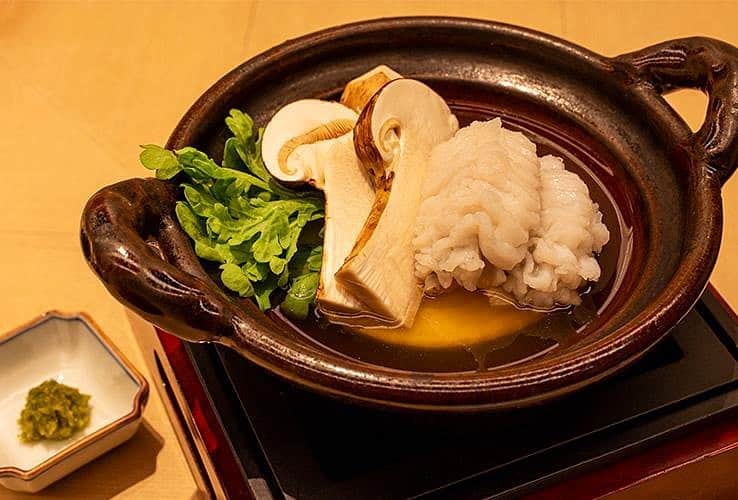 The Westin Osaka （ウェスティンホテル大阪）さんのインスタグラム写真 - (The Westin Osaka （ウェスティンホテル大阪）Instagram)「寿司「はなの」のおすすめは“鱧小鍋”。朝晩が涼しくなる季節に、「鱧」と「松茸」、「玉ねぎ」を、はなの特製合わせ出汁の旨味とともに、温まってください。 松茸と合わせ出汁の香りが、少しずつ秋を運んでくる一品です。この時期だけの一品です。お早めにどうぞ。（寿司カウンターは金土日祝の営業となります） 寿司職人の守屋（趣味：釣り）は、お魚の知識が豊富です。是非トークもお楽しみください。 ————————————————— #はなの #日本料理 #会席料理 #寿司 #鱧 #松茸 #鱧小鍋 #柚子胡椒 #割烹 #会席 #大阪 #osaka #梅田 #umeda ————————————————— Tag @westinosaka to share your image with us. #WestinOsaka #ウェスティンホテル大阪」9月14日 10時43分 - westinosaka