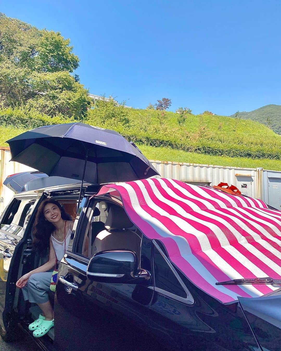 ソジン のインスタグラム：「새벽에 나올땐 겨울같더니, 햇볕은 뜨겁고🌞 돗자리랑 우산하나로 촬영이 피크닉같네요⛱ 오늘도 다들 화이팅🌷」