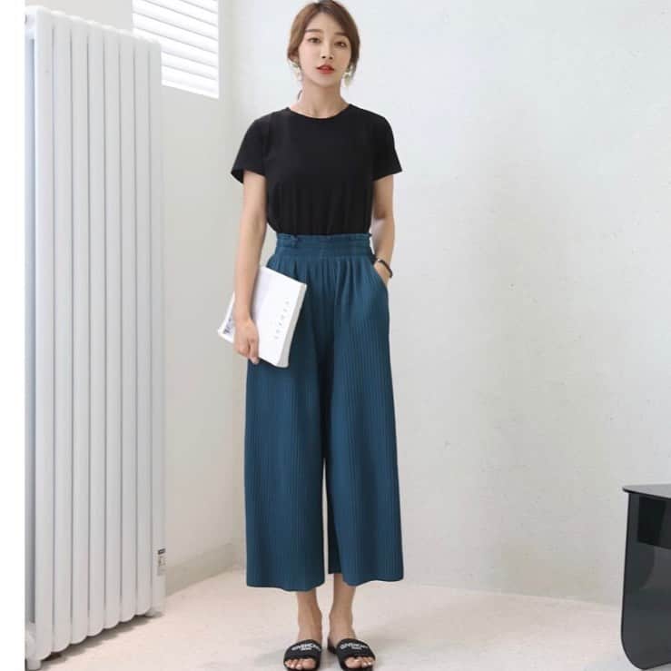 のインスタグラム：「すとんとした落ち感とゴムのハイウエストが特徴のきれいめワイドパンツ。 ボリュームを抑えたスリムシルエットが上品な大人をアピールしてくれます。 プリーツ仕様のさらりとした素材。 ウエストゴムの伸縮性がありストレスフリーで着用することができ、履き心地抜群のワイドパンツです。  お求めはコチラから▼▼ @maison_de_latir #maison_de_latir #https://shop-list.com/women/brand/maison-de-latir/」