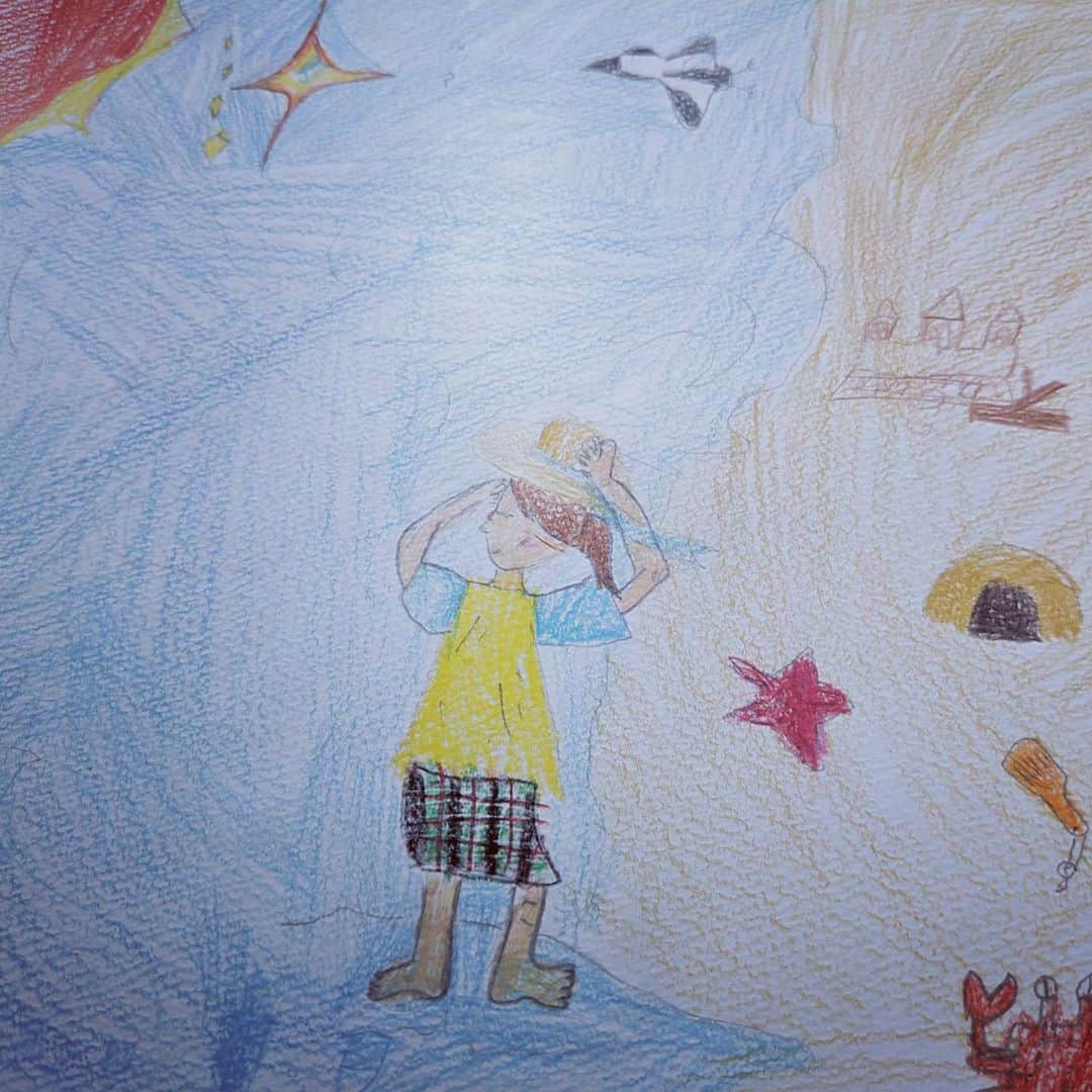川江美奈子さんのインスタグラム写真 - (川江美奈子Instagram)「・うみとわたし  海水浴には行ったことのない娘が、とっても気持ちよさそうな女の子を描いていた。いい風が吹いているのね。こんなふうに想像してるなんて、素敵だなー。  #次女1年生 #絵が好き #時間があれば絵を描いてる #雨の週末に」9月14日 10時59分 - minakokawae