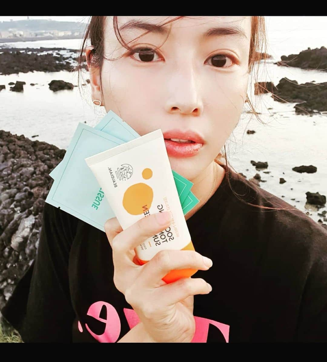 チョン・ダへさんのインスタグラム写真 - (チョン・ダへInstagram)「💌제가 전에 말했던 뷰디아니 톤업선크림 공구 잊지 않으셨죠? 드디어!!!  공구 일정이 나왔습니다. 어제 열심히 일한 결과물이에요~~~~🙌 처음 해보는 일인데 많은 분들이 응원해주시고 성원 보내주셔서 정말 감사드립니다 🙏  뷰디아니는 제가 오랜기간 써온 만큼 애정하는 제품들이 많은데요 그 중 최애템을 최저가로 진행하기로 결정했습니다. (대표님감사합니다😘)  스킨 로션은 스킵해도 썬크림은 꼭꼭 바르는 제가 올해만 열통 넘게 쓴 뷰디아니 톤업 썬크림!! 온갖 비싼 명품브랜드 선크림 다 써보고도 만족하지 못해 선크림 유목민 생활을 하다 정착한 만큼 정말 자신있게 추천합니다~!!  일단 향이 너무 좋구요 발리는 점성이 수분크림처럼 부드러워서 금새 스며들고 바른 후 안색이 환해져요~ 촉촉함까지 주니  처음부터 끝까지 만족!  토너티슈는 정말 여기저기 막 쓰이는 아이에요 토너로 슥슥 쓰기도 좋구요 땀났을 때나 바다 다녀왔을때 얼굴에 꿉꿉함을 슥슥 닦아내고 선크림 다시 바르기에도 좋고 잠시 팩처럼 붙이고 있으면 진정효과도 있어요 지난번 제 어깨가 햇볕에 엄청나게 탔을 때도 요거 붙이고 진정시켰네요~^^  평소에도 너무너무 잘쓰고 있는 최애템들이라 또 말이 길어져버렸........  제가 정말 잘쓰는 선크림과 토너티슈 바로 내일 9월 15 오전 10시부터 17일 까지만 공구합니다🏃‍♀️  #뷰디아니 #beaudiani #Beauty_goes_Natural #정다혜공구#뷰디아니선크림#뷰디아니톤업선크림#클린코스메틱#비건브랜드#촉촉한선크림」9月14日 11時04分 - ddallae