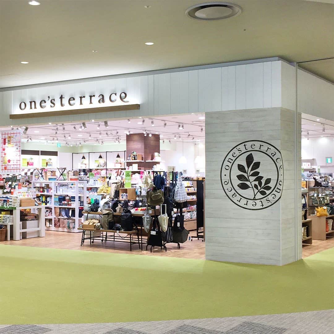 のインスタグラム：「9月14日（月）ららぽーと愛知東郷店がオープン致しました。  愛知県中部エリア最大級の商業施設として201の専門店とともに開業した「ららぽーと愛知東郷」は、多くの方が集まる街のクラブハウスという環境コンセプトのもと、新しい街づくりの拠点として期待される館です。 ワンズテラスは、2Fフロアの駐車場連絡口ちかく、北西エスカレーターのとなりに約77坪でオープン。 開放的な2面開口の店舗の入り口にて趣向の異なったプロモーションを展開し、幅広い世代のお客様をお迎えしています。  今後ともone'sterrace ららぽーと愛知東郷店を、どうぞよろしくお願い致します。  #ららぽーと愛知東郷 #東郷町 #オープン #新店 #ギフト #雑貨 #暮らしの旬 #onesterrace #ワンズテラス」