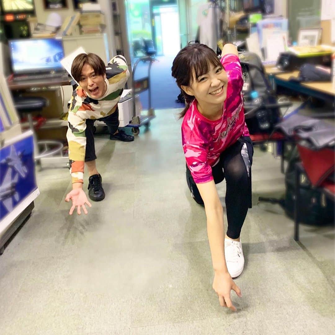 たけるさんのインスタグラム写真 - (たけるInstagram)「久しぶりの上杉ちゃんとパシャリ📸 #ガベトレきついガベトレきつい ・ ・ #今日感モーニング 今週は月曜日も生放送出演させて頂きました‼️・ ・ #てるsun のしっとりキーマ、是非お店へ行って #てるサンシャイン 浴びちゃって下さい🌝・ ・ 味わいのレポは @spicy_takeru3 にて後ほど🤤・ ・ ・ さぁ、また【ん】がつきましたが(笑)、新ルール『最後にん、がついた場合その前の文字でしりとりを繋いでいく‼️』により心配ご無用✨・ ・ 次回紹介するのは・ ・ て　る　『さ』　ん ・ の【さ】のつくお店です👍・ ・ 明後日9/16(水)ご紹介します‼️ ・ 今週は二回もオンエア、やったー🙌・ ・ お楽しみに‼️ ・ ・ オススメカレー情報は、今日感モーニング @kyokanmorning のインスタコメント欄やDMまで💌  #ステッカープレゼントしとります ・ ・ 引き続き宜しくお願いしまーす🙇‍♂️・ ・ ・ #しりとりカレー #今日感モーニング #RKB #生放送 #ハルさん #辻満里奈 アナ #上杉あずさ ちゃん #ガベトレ  #TAKERU #たける #不動たける #ボイジャー #ウルトラマン #エントリーサービスプロモーション ・ ・ ・ 🆕カレーを愛でる為だけのアカウントはじめました🍛✨・ ・ @spicy_takeru3 ・ ・ カレー好きな方、よければフォローお願い致します＼(^o^) ／」9月14日 11時05分 - take_yan78