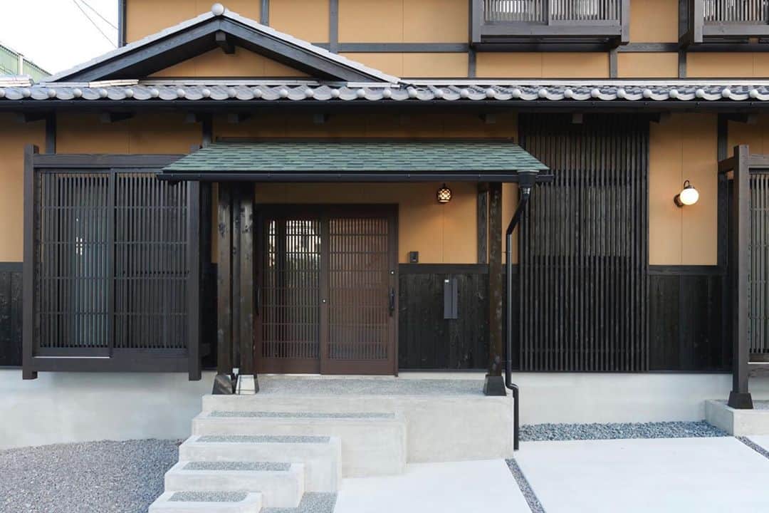荒川建設株式会社さんのインスタグラム写真 - (荒川建設株式会社Instagram)「"縦格子のある和モダンな住まい"  縦格子はもともと和風建築の目隠しに使われていて、プライバシーを守りながら家の品格を高め、趣ある建物にしてくれます🏠  昼は外の光や風を優しく取り込んでくれ、夜は漏れた明かりをかっこよく写し出す。昼夜で違った雰囲気を楽しめるのも良いポイント☀️🌙  最近は和風だけでなくモダンな住まいにも取り入れられてきています🌳  見学会も多くの方にご来場頂きありがとうございました😊また次回は10月を予定しております。お楽しみに✨  #縦格子#格子のある家#木の家#木の家暮らし#しげや#しげや暮らし#滋賀の家#荒川建設株式会社」9月14日 11時09分 - arakawa_cc