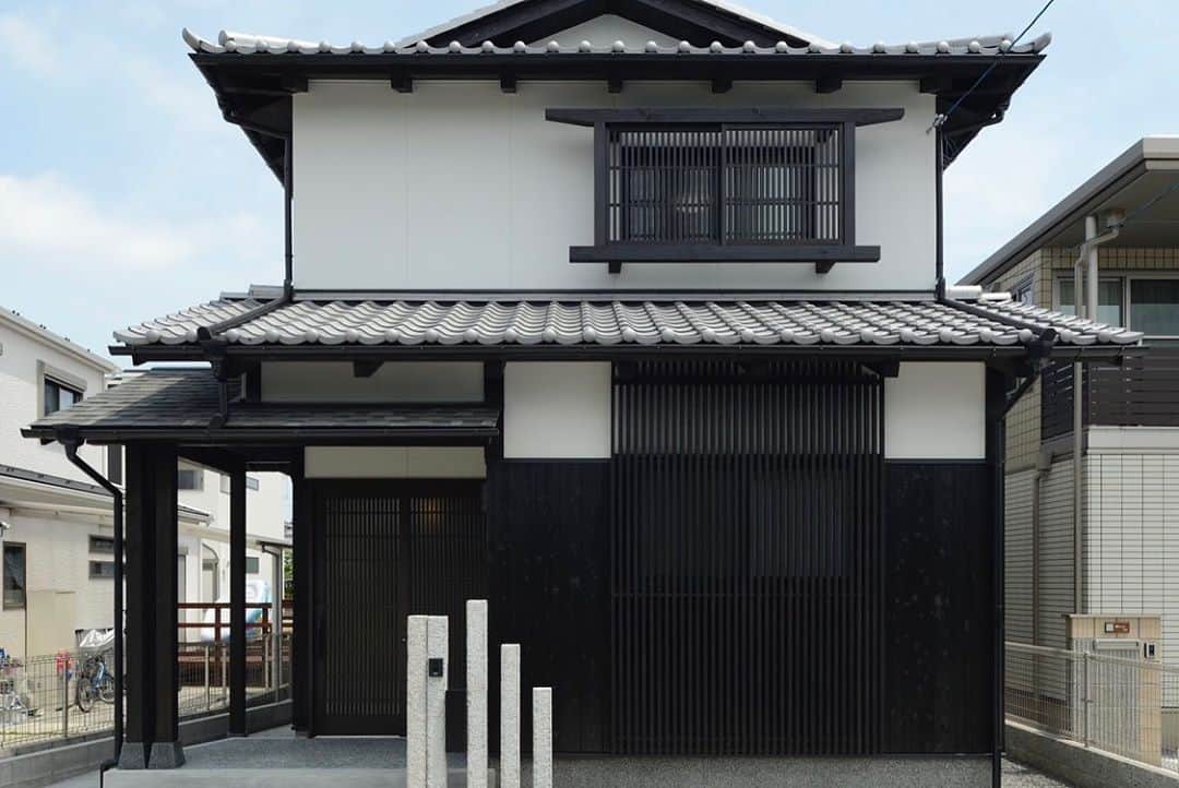 荒川建設株式会社さんのインスタグラム写真 - (荒川建設株式会社Instagram)「"縦格子のある和モダンな住まい"  縦格子はもともと和風建築の目隠しに使われていて、プライバシーを守りながら家の品格を高め、趣ある建物にしてくれます🏠  昼は外の光や風を優しく取り込んでくれ、夜は漏れた明かりをかっこよく写し出す。昼夜で違った雰囲気を楽しめるのも良いポイント☀️🌙  最近は和風だけでなくモダンな住まいにも取り入れられてきています🌳  見学会も多くの方にご来場頂きありがとうございました😊また次回は10月を予定しております。お楽しみに✨  #縦格子#格子のある家#木の家#木の家暮らし#しげや#しげや暮らし#滋賀の家#荒川建設株式会社」9月14日 11時09分 - arakawa_cc
