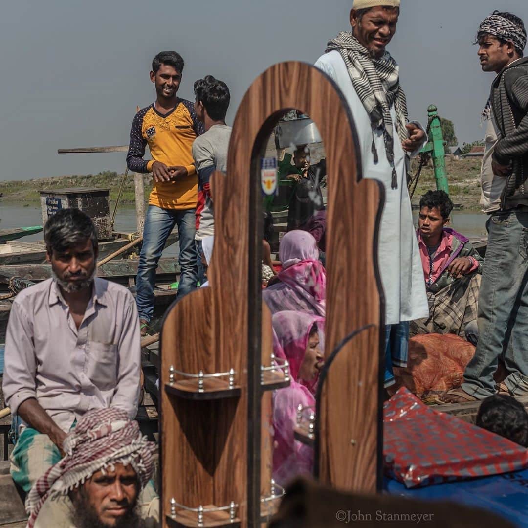 のインスタグラム：「Tonight, I listened to a story on the efficiency of chaos and remembered a boat I photographed while in India last year. This ferry boat was preparing to depart Dhubri for villages far along the Brahmaputra river in Assam. Piled aboard was furniture, food, livestock, electronics, people, a floating everything of beautiful chaos. Where everyone, every piece of everything before, behind, and between, was organized naturally in its right place. This evening while listening to Sadhguru and editing a new project, I began to understand why visual chaos feels so comfortable and how bringing order to everything is futile. His words on chaos gave an understanding of why we should let go of unconscious habits in photography and life. And how bringing order (in photography too) causes us to suffer, creating a pattern of repetition. How we do and see the same thing, unaware we are sustaining this habit. Our futile attempts in bringing order to everything around us (and within), so it is sufficient, is pointless. He shared two ways of looking at this, so beautifully real, like this boat…”There is a manicured garden which looked very perfect. There is forest which looks like chaos. But, the manicured garden, if you don’t manage it for one month, it’s finished. There is no garden left. A forest has managed itself for a million years and still goes on. Which is more efficient? Which is more orderly? Forest is far more orderly and far more efficient. But it’s not fitting into your logical framework, that’s all. This is what enlightenment means. That from being a manicured garden, you become a forest. Because it sustains upon itself, it doesn’t need anything from outside…It is the efficiency of chaos.” ⠀⠀⠀⠀⠀⠀⠀ India’s Daunting Challenge: There’s Water Everywhere, And Nowhere - Chapter 8 of the @outofedenwalk, my latest story last months (August 2020) issue of @natgeo magazine. ⠀⠀⠀⠀⠀⠀⠀ #boat #mirror #people #brahmaputra #river #dhubri #assam #india @natgeo @outofedenwalk #walkingindia #edenwalk #chaos #sadhguru」