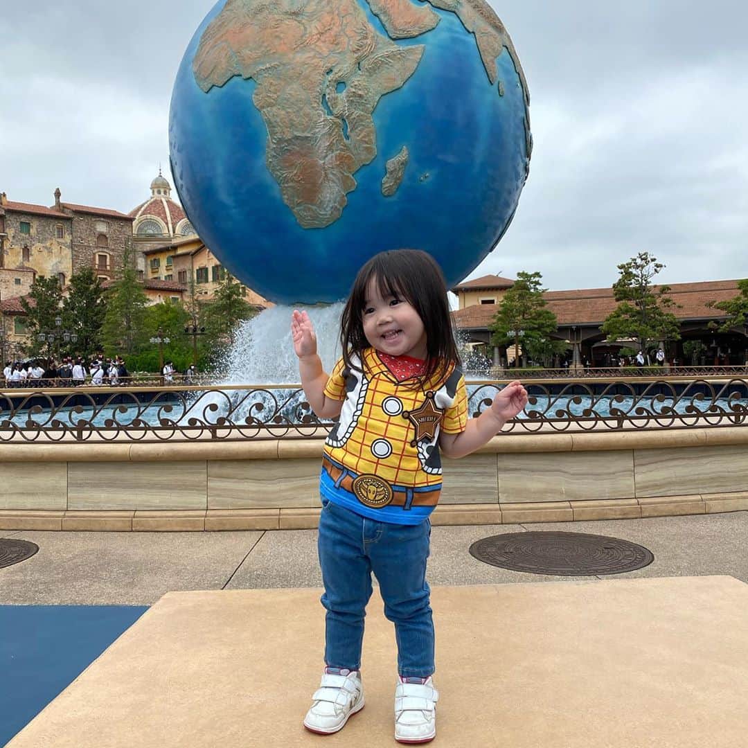 伊藤正樹のインスタグラム：「今日は休みー！ だけどー ディズニーシー。。 もうすぐ3歳の誕生日🎉 サプライズで来てみました㊗️ 楽しめよ、ウッディ。笑😃」