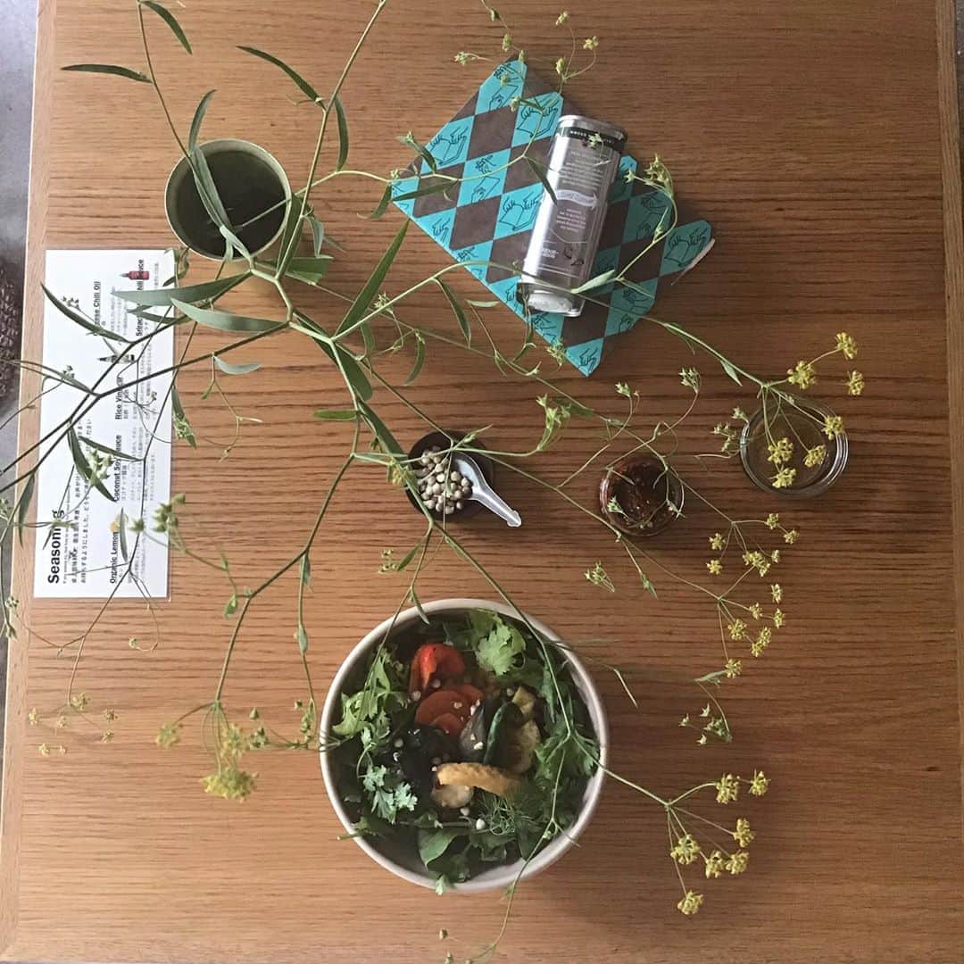 Pho 321 Noodle barのインスタグラム：「new 3rd noodle、常備菜やbunの碗の仕上げに欠かせないdillこと蒔羅(jira)は北欧の古い言語　dillaに由来、和らげるという意味があります。 アジアから北欧まで愛される女神のようなherbです。  dillと、在来種のもちとうもろこしを弾ませて、本日のお野菜は　天狗茄子　人参　金時草　16ささげ　ズッキーニ　カブ、仕上げにデュカとother brotherのoilを。  すこし涼しいので　温かな太麺がおすすめです👩‍🍳(太麺のお持ち帰りもしていただけます)  海老とお野菜のsummer rollは　蒸籠で蒸した　2色のneon beetroot入り　初秋になってすこしほくほく感がupした薩摩芋と一緒にどうぞ。  走り抜けてきた　夏の疲れが出て来る頃だと思います。 あたたかなsoupや麺で　お身体調整なさって下さい。  今週も平日は11:30am opening 5:30pm last call 6pm closing中休みなしで　どうぞ宜しくお願い致します。  todays recommend:pho/bun lovely veggie(warm)&summer roll 1/2,3rd noodle,tea time tailor（monday morning)🌏  todays opening bgm📻子供たちの子供たちの子供たちへ　小西康陽」