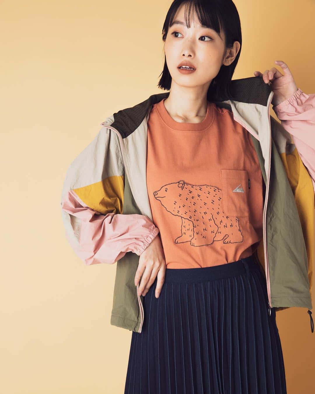 ネ・ネットのインスタグラム：「ネ・ネット × MEI のコラボレーションアイテムが好評発売中。﻿ ﻿ MEIらしさとネ・ネットらしさが感じられる、大胆な配色のカラーブロッキングが効いたナイロンブルゾンと、木彫りのクマのモチーフをパッチワークした、シンプルなポケットTのラインナップです。ぜひ、ご覧ください。﻿ ﻿ ■MEI(メイ)﻿ アメリカ合衆国カリフォルニア州 “Huntington Beach(ハンティントンビーチ)”で誕生。 この地に根強いアウトドア・サーフスタイルと、時代と共に進化し続けるファッションカルチャーをベースに生み出されるプロダクトは、 アウトドアからファッションシーンまで多方面にわたり人気を集めます。 デザイン性・機能性を兼ね備えたアイテムは、ブランドの持つ独創的なプリントと多彩なカラーパレットで彩られ、さまざまなシーンで活躍しています。﻿ @mei_bag﻿ ﻿ ----------------------﻿ ﻿  <予約アイテム10%OFF＋アウター10倍ポイント>﻿ ネ・ネットより日頃の感謝の気持ちをこめて、﻿ ネ・ネットのアイテムをご予約頂いた方はお会計時に10%OFF。また、10月1日（木）10:00までに9月-11月お届けのアウターをご予約頂いた方にはA-net membership POINTを通常1%とのところ、10倍の10%ポイントを差し上げます。ぜひこの機会にご利用ください。﻿ ﻿ ※全国のネ・ネット直営SHOP / official online store HUMOR限定の企画です。﻿ ※詳しくはofficial online store HUMORをご覧くださいませ。﻿ ﻿ ----------------------﻿ ﻿ #ネネット #nenet #新作 #new #autumn #winter #2020 #collection #stampcard #pointup #fashion #tokyo #japan #mei #メイ」