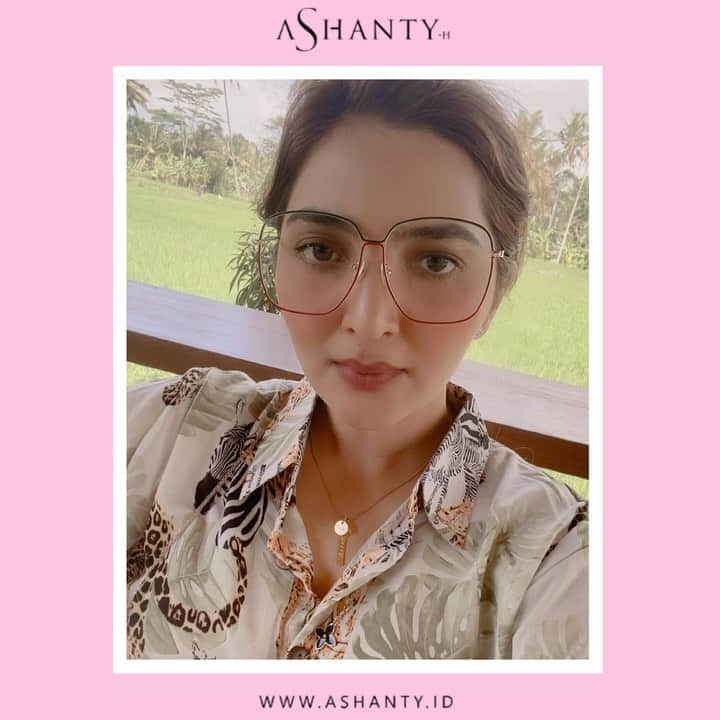 ASHANTY BEAUTY CREAM OFFICIALのインスタグラム：「Day and night cream Anti Aging by @ashantyid membantu merawat dan menutrisi kulit wajah. Membuat wajah lebih bersih, cerah berseri, lembut, lembab, kencang, kenyal dan pastinya terlihat lebih awet muda 😍✨  _________________________________ Informasi dan pemesanan : WA: 081293823950 WA: 085781140354 WA: 081287388885 WA: 087778489900 FAST RESPONS CLICK LINK yang ada di Bio IG @ashantyid 🌸✨ _________________________________ #ashantybeautycosmetics #beauty #cosmetics #brandlocal #kosmetikhalal #makeup #kosmetikartis #ashanty #thehermansyah #beautyvlogger #jualkosmetikmurah #kosmetikmahal #kosmetikbagus #ashantyid #keluargaasix #ashantyhermansyah #mua」