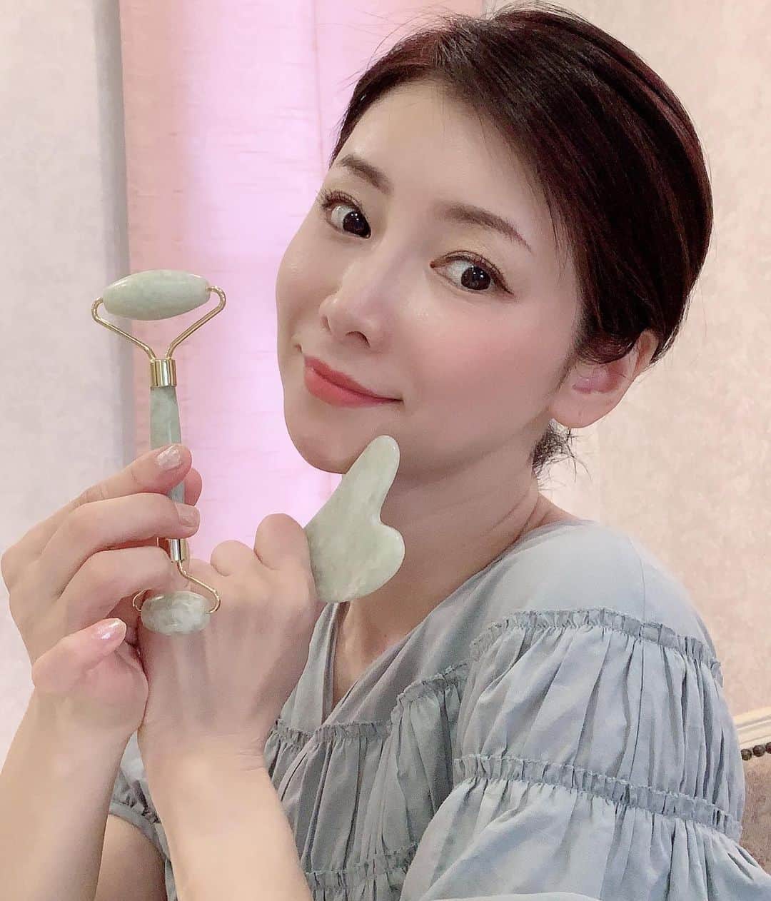 水谷雅子さんのインスタグラム写真 - (水谷雅子Instagram)「皆さんから多数のお問い合わせをいただいておりました「オリジナルかっさ」の新規販売が決定しました！😃✨✨✨ 今回、新しいかっさをセレクトしました💖 もちろん天然石ですよ。✨✨ 私もとっても気にいって毎日使っています。  ご購入はホームページMasako's Salonから 『Masako Beautyセット（オリジナルかっさ＋オリジナル美容オイル）』として発売します。 販売スタートは9月19日（土）午前11時からです。 今回も数に限りがありますのでご希望の方はお早めにお願いいたします。 よろしくお願いいたします❣️🙇‍♀️ #かっさ #オリジナルかっさ  #パワーストーン#中国5大玉 #かっさマッサージ #老廃物を流す #フェイスラインすっきり #ワントーン明るい肌#若々しい肌  #美容オイル#masakoビューティーオイル」9月14日 11時19分 - mizutanimasako