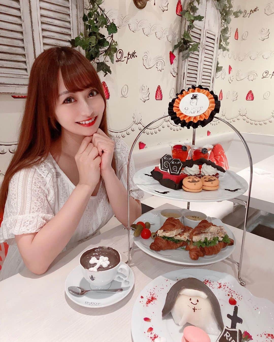 YU-RIのインスタグラム：「#アフタヌーンティー ☕💭💕 ハロウィン仕様だった🎃🦇🕸 甘いもの最高〜(っ･ω･)っ♡  #ハロウィンアフタヌーンティー #ハロウィン#qpotcafe#cafe #カフェ巡り」