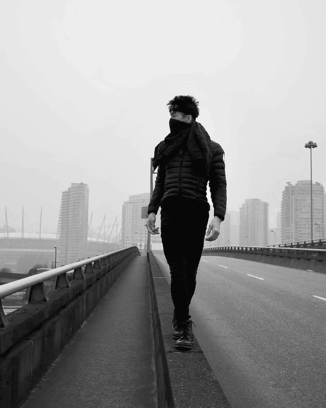 ルーディ・リンのインスタグラム：「Blade Runner painted a bleak future and Mad Max a furious one.   But right now, in real life, there’s an inferno blazing on the US West Coast that’s causing smog to choke out the blue skies in Vancouver, hundreds of miles away.   I feel for those who are hurting. What happens to some of us affects all of us.   We’re all in this together. It’s not too late, we can still fix this. We don’t have to be lone road warriors. Yet.   We must unite. Who’s with me?」