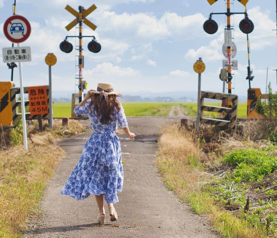 くーまんのインスタグラム：「カンカンカン、、、 踏切のある風景🌾  location.niigata  #niigatapic  #team_jp_  #ig_photooftheday  #instagram #icu_japan #igersjp  #tv_living  #tv_soul  #art_of_japan  #reco_jp #transfer_visions #m3xtures  #rsa_mystery  #jj_sombre  #colorsjp #bestjapanpics #good_portraits_world #gataphoto #japan_bestpic_ #Rox_Captures #nipponpic #jp_mood #em1markⅱ #breakfree_olympus #madewithluminar」