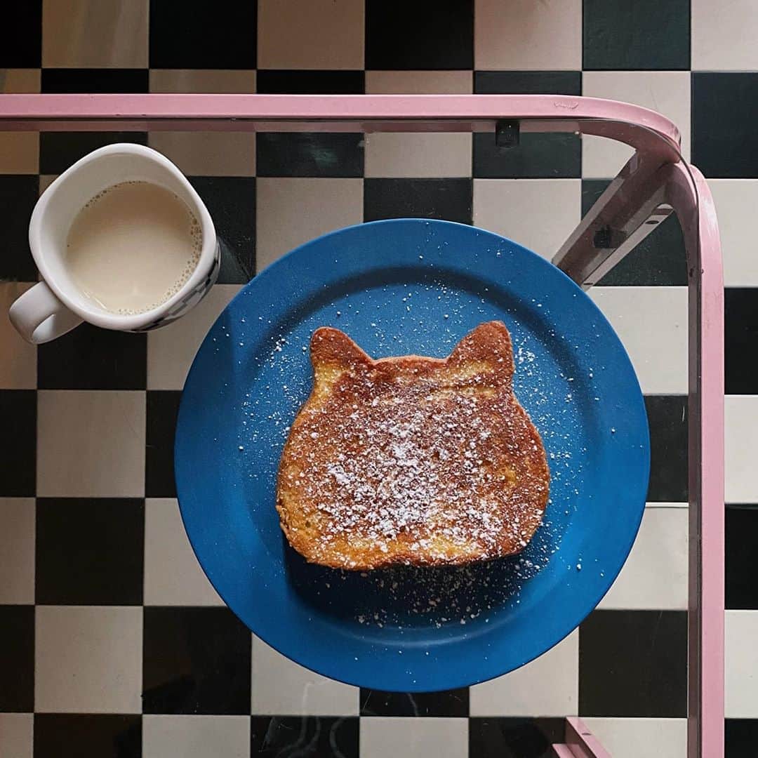 のインスタグラム：「🐱🍞」