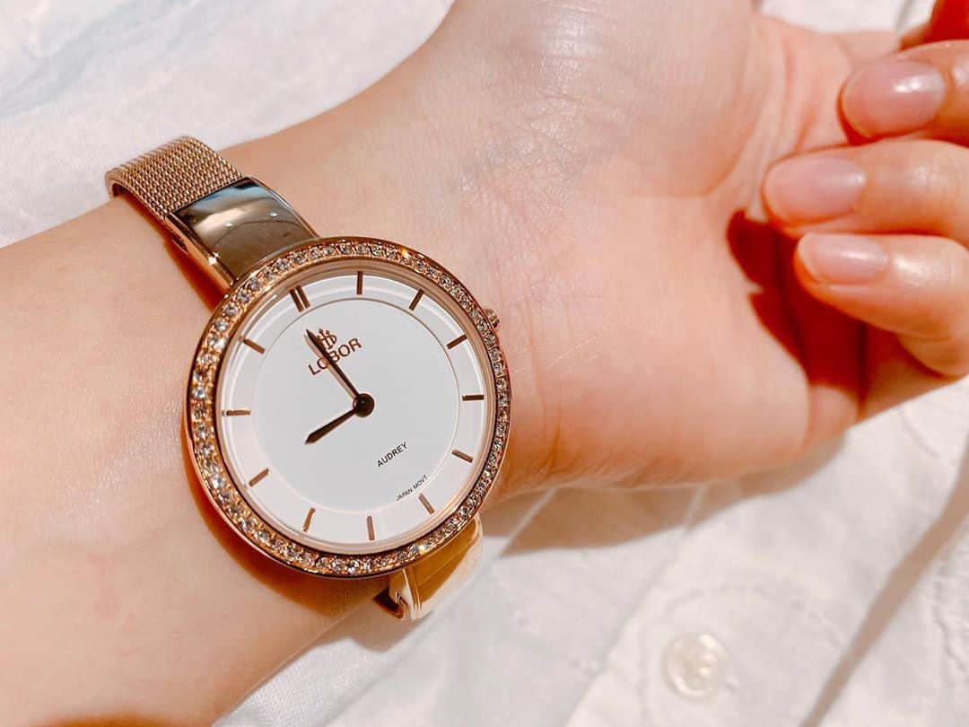 七海さんのインスタグラム写真 - (七海Instagram)「最近お気に入りの時計... ・ 時を刻むものはちゃんとお気に入りのものを身に付けたい シンプルで控えめな輝きが程良くて好きです ・ #lobor #ロバー #腕時計 #時計 #手元倶楽部  ・ クーポンコード"nanamia" ご使用で10%offで購入できます☺️」9月14日 16時49分 - nanami_bwmg