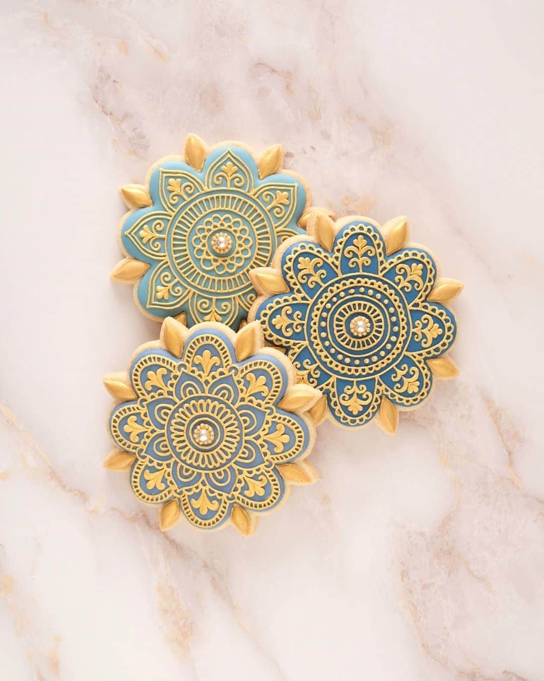 KUNIKAのインスタグラム：「Mandala cookies. Bon appetit! 🍪🦋﻿ ﻿ #artofkunika」