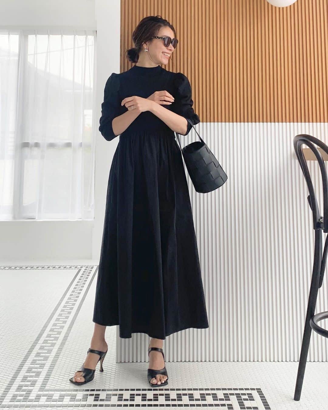 のインスタグラム：「・ 今日は自宅から10分のスタジオで撮影📸  何事もないことを祈りつつ無事に終わってほっとした😊 ・ すっかり秋になってしまい少し寂しい気もするけど @elendeek の新作ワンピで気持ちを上げてね🤟🏻 ・ 今日もこれからJIROに会いに行ってきます。 昨日より1%でも良くなっていて欲しい🙏🏻❤️ ・ ・ #kumicloset #elendeek」